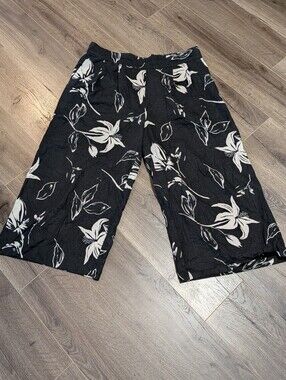 Ophelia Roe. Black Wide-Leg Floral Culottes with White Floral Blooms. XL. GUC.